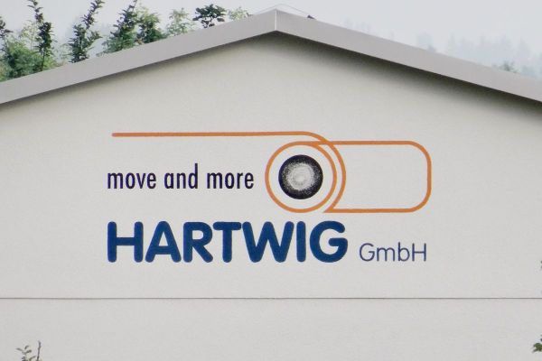 Fassadenbeschriftung Hartwig GmbH Frontseite